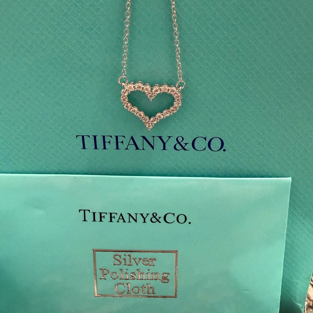 ✨ AUTHENTIC TIFFANY & CO. OPEN HEART DIAMOND NECKLACE ✨
💎 18K WHITE GOLD